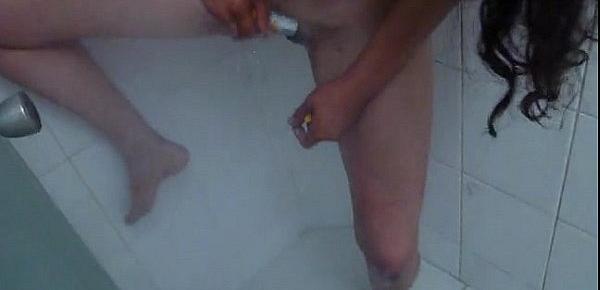  Novinha raspando a buceta sequencia do banho